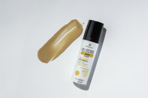 This light fluid combines foundation coverage and SPF protection in one. It offers natural-looking, matte coverage in two shades, beige and bronze